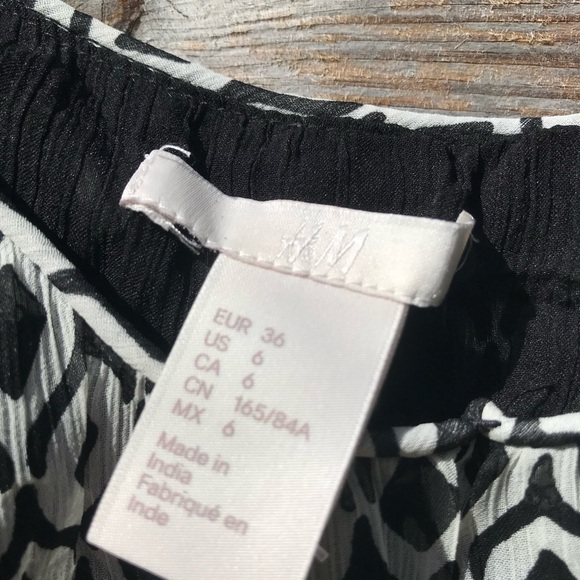 H & M Black and White Geometric Women's Top NWT Size 14 - Picture 8 of 11